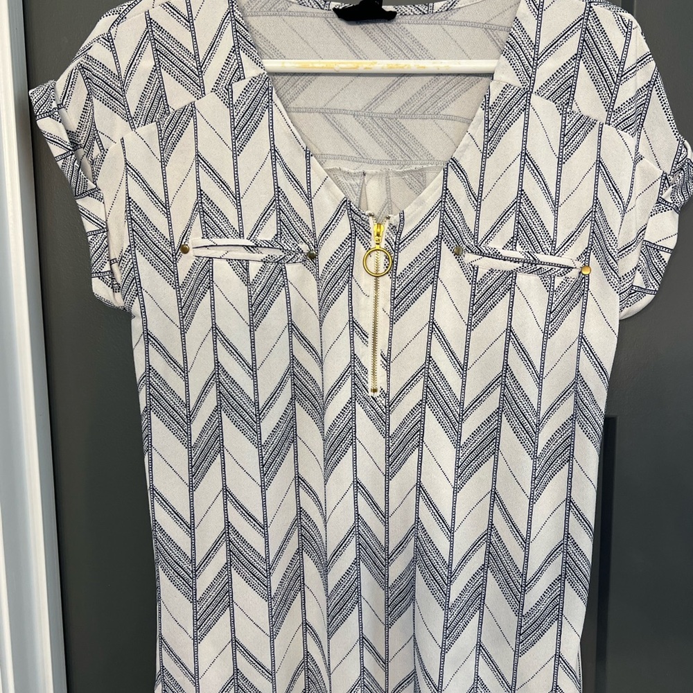Chevron Blue-White Women's Blouse front exposed zipper.Short sleeves. Sz med